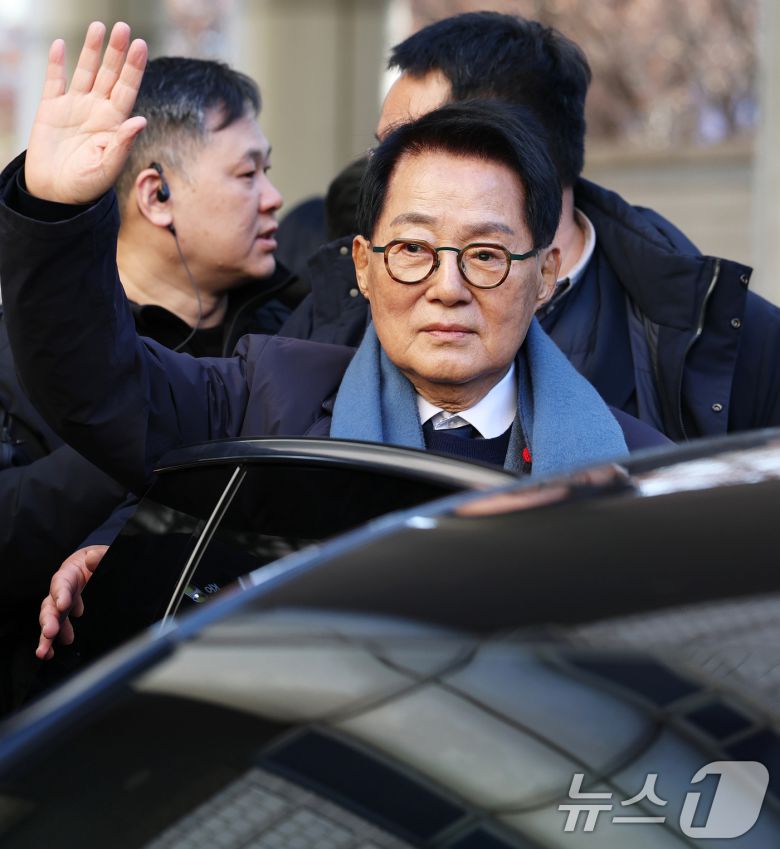 '서해 공무원 피격 사건' 은폐 시도 및 '월북 몰이' 혐의로 기소된 박지원 전 국가정보원장이 26일 오후 서울 서초구 서울중앙지방법원에서 열린 '서해피격 은폐 의혹' 1심 선고 공판에서 무죄를 선고받은 후 지지자들에게 인사하고 있다. 2025.12.26/뉴스1 ⓒ News1 오대일 기자