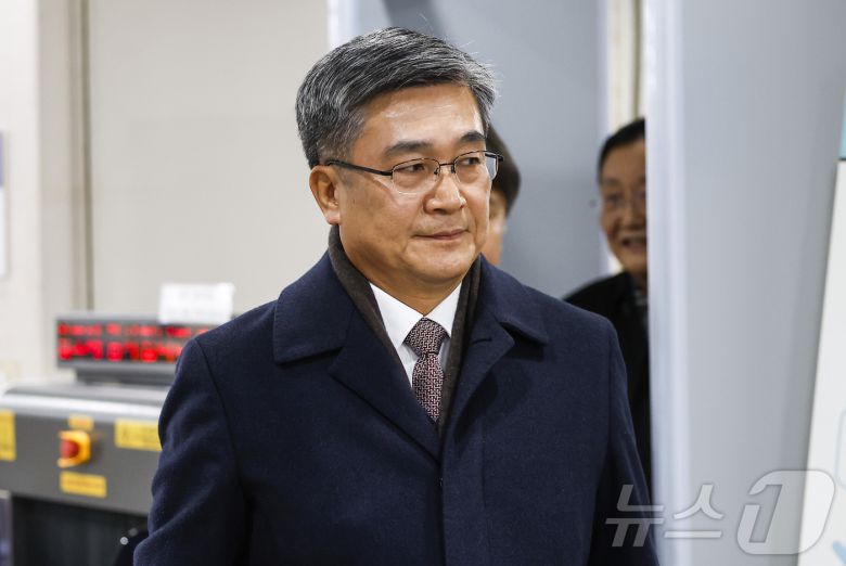 '서해 공무원 피격 사건' 은폐 시도 및 '월북몰이' 혐의로 재판에 넘겨진 서욱 전 국방부 장관이 선고기일을 마친 뒤 법원을 나서고 있다. (공동취재) 2025.12.26/뉴스1 ⓒ News1 오대일 기자