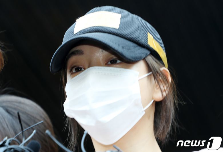 필로폰 투약 혐의로 구속된 황하나씨가 지난 2019년 4월12일 오전 경기도 수원시 영통구 수원남부경찰서에서 수원지방검찰청으로 송치되는 모습. 2019.4.12/뉴스1 ⓒ News1