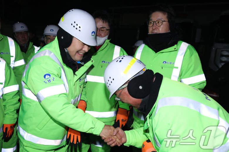 장동혁 국민의힘 대표가 26일 서울 도봉구 자원순환센터에서 봉사활동에 앞서 환경공무관들을 격려하고 있다. 2025.12.26/뉴스1 ⓒ News1 신웅수 기자