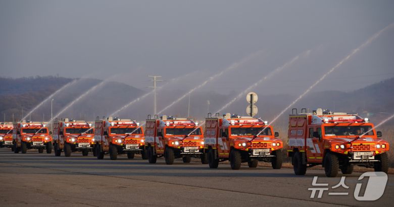 국산 군용차를 기반으로 제작한 다목적산불진화차량 64대 출고 기념식에서 시연 운행을 하고 있다. (산림청 제공.재판매 및 DB 금지)/뉴스1