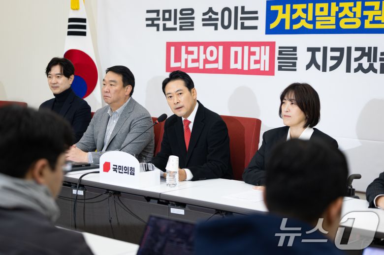 장동혁 국민의힘 대표가 28일 서울 여의도 국회에서 열린 현안 기자간담회에서 모두 발언을 하고 있다. 2025.12.28/뉴스1 ⓒ News1 유승관 기자