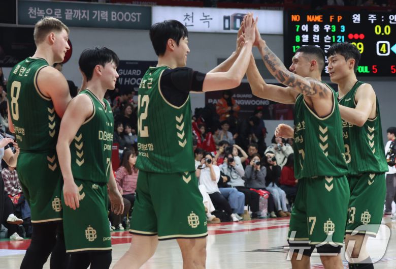 원주 DB 선수들. /뉴스1 DB ⓒ News1 김명섭 기자