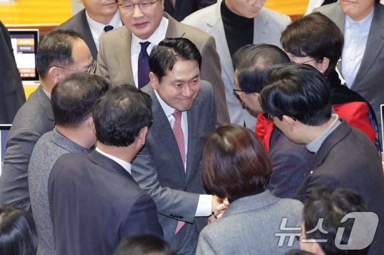 장동혁 국민의힘 대표가 23일 서울 여의도 국회에서 열린 제430회국회(임시회) 제2차 본회의에서 '12·3 윤석열 비상계엄 등에 대한 전담재판부 설치 및 제보자 보호 등에 관한 특별법안(대안)에 대한 수정안'에 대한 무제한 토론(필리버스터)을 마친 후 의원들과 인사하고 있다. 2025.12.23/뉴스1 ⓒ News1 신웅수 기자