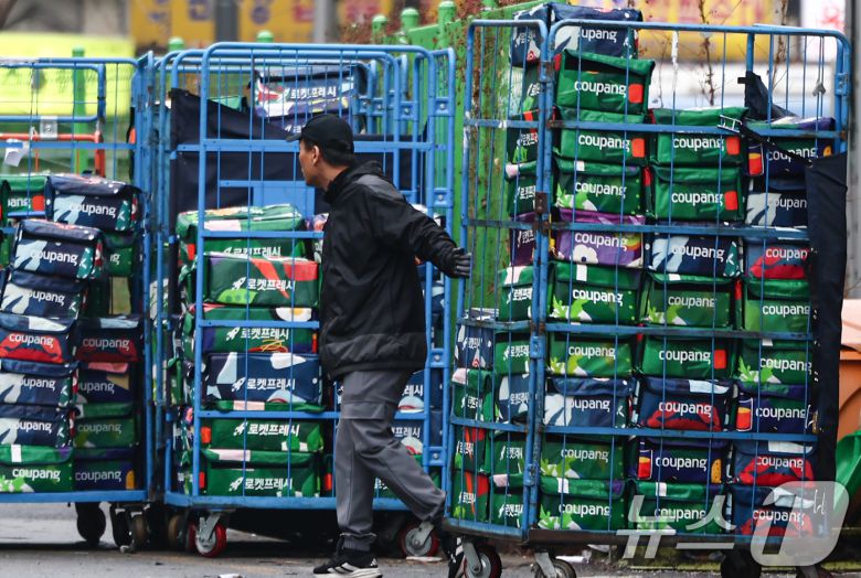 사진은 16일 서울 시내 한 쿠팡물류센터. 2025.12.16/뉴스1 ⓒ News1 김도우 기자