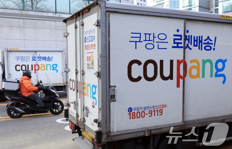 사진은 2일 서울 한 쿠팡 물류센터 앞에 쿠팡카(쿠팡 배송트럭)들이 주차돼 있는 모습. 2025.12.2/뉴스1 ⓒ News1 이호윤 기자