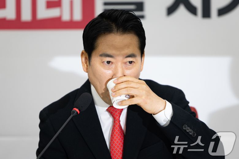 장동혁 국민의힘 대표가 28일 서울 여의도 국회에서 열린 현안 기자간담회에서 모두 발언 후 물을 마시고 있다. 2025.12.28/뉴스1 ⓒ News1 유승관 기자