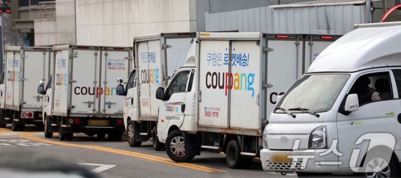 28일 서울 시내 한 쿠팡 물류센터 앞에 주차돼 있는 쿠팡카(쿠팡 배송트럭)가 주차돼 있다. 2025.12.28/뉴스1 ⓒ News1 황기선 기자