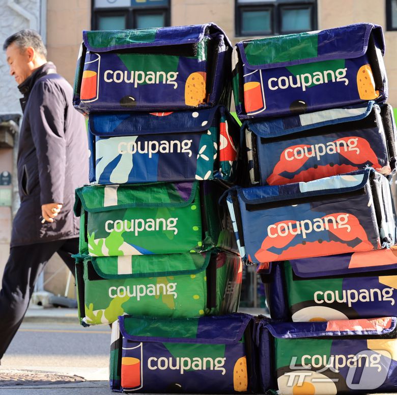 2일 서울 중구 한 빌딩 앞에 쿠팡 배송박스들이 쌓여 있다. 2025.12.2/뉴스1 ⓒ News1 이호윤 기자