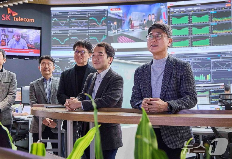 정재헌 SK텔레콤 CEO(사진 오른쪽 첫번째)가 네트워크 종합상황실에서 비상 대응 체계를 점검하고 있다.(SK텔레콤 제공)