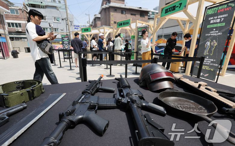 21일 오후 서울 성동구 펍지 성수에서 열린 배틀그라운드 모바일 7주년 팝업스토어를 찾은 게이머 등 시민들이 행사장에 마련된 각종 체험을 하고 있다. 2025.5.21/뉴스1 ⓒ News1 장수영 기자