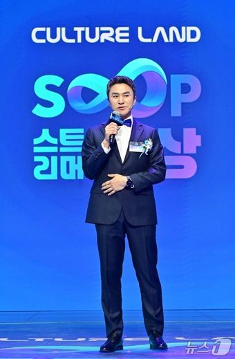 최영우 SOOP 대표가 2026년 3가지 키워드를 발표하고 있다.(SOOP 제공)