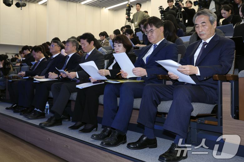 김건희와 명태균·건진법사 관련 국정농단 및 불법 선거 개입 사건 등 진상규명을 위한 특별검사팀 민중기 특별검사(오른쪽부터)와 김형근, 오정희, 박상진, 문홍주, 김경호, 박노수 특검보가 29일 오전 서울 종로구 KT광화문빌딩 웨스트에 마련된 특별검사팀 브리핑룸에서 특검 수사 결과 종합 브리핑을 준비하고 있다. 2025.12.29/뉴스1 ⓒ News1 박정호 기자