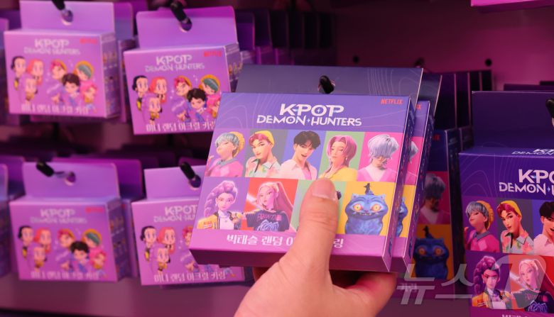 경기 용인시 에버랜드 내 케이팝 데몬 헌터스 팝업존을 찾은 관람객이 굿즈를 구매하고 있다. ⓒ News1 장수영 기자