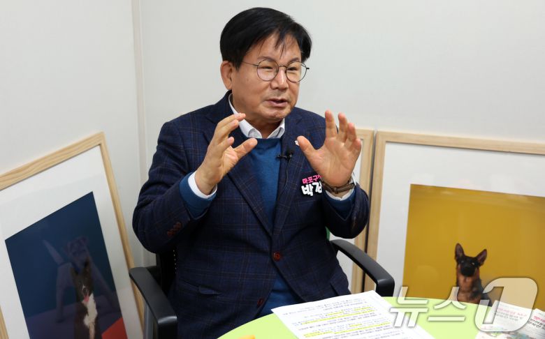 박강수 마포구청장이 23일 서울 마포구 마포반려동물캠핑장에서 뉴스1과 인터뷰를 하고 있다. 2025.12.23/뉴스1 ⓒ News1 김명섭 기자