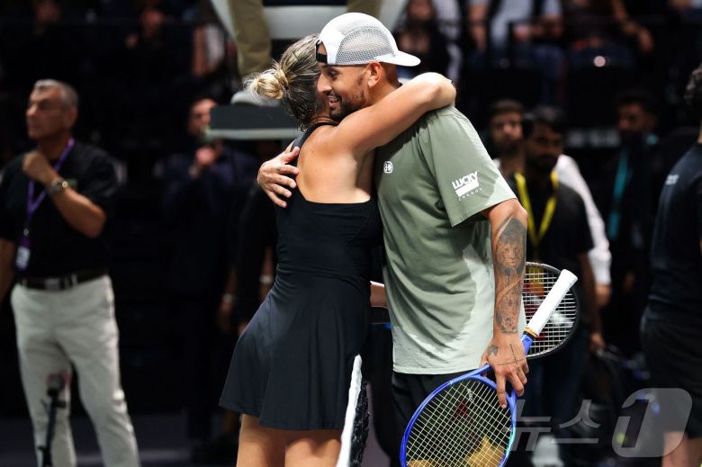 사살 4번째 테니스 성대결을 펼친 사발렌카(왼쪽)와 키리오스.ⓒ AFP=뉴스1