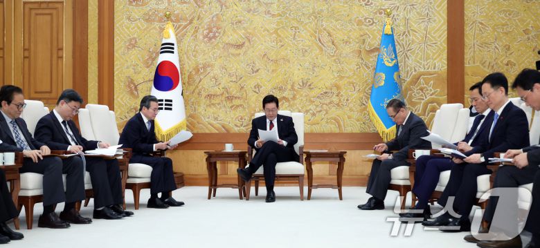 이재명 대통령이 29일 대통령실 이전 작업이 마무리된 청와대로 출근한 뒤 위성락 안보실장, 김용범 정책실장을 비롯한 참모들과 차담을 하고 있다. (청와대통신사진기자단) 2025.12.29/뉴스1 ⓒ News1 이재명 기자