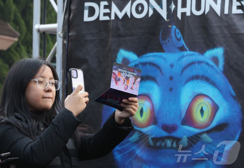 경기 용인시 에버랜드 내 케이팝 데몬 헌터스 팝업존을 찾은 관람객이 컨텐츠를 즐기고 있다. ⓒ News1 장수영 기자