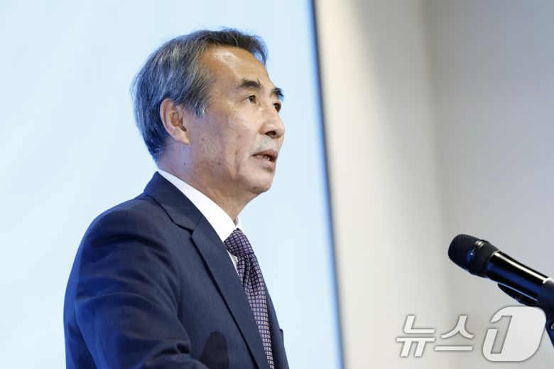 김건희와 명태균·건진법사 관련 국정농단 및 불법 선거 개입 사건 등 진상규명을 위한 특별검사팀 민중기 특별검사가 29일 오전 서울 종로구 KT광화문빌딩 웨스트에 마련된 특별검사팀 브리핑룸에서 특검 수사 결과 종합 브리핑을 하고 있다. 2025.12.29/뉴스1 ⓒ News1 박정호 기자