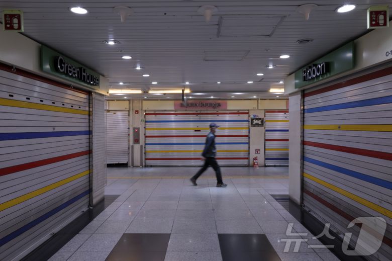 올해 문을 닫는 자영업자 수가 100만을 넘을 것이란 전망이 나온 23일 서울 종로구 종각 지하상가의 셔터가 내려진 매장들 앞으로 한 시민이 지나고 있다. . 2025.5.23/뉴스1 ⓒ News1 박정호 기자