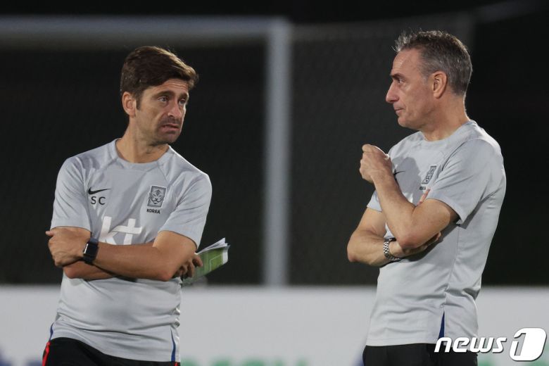 축구대표팀 코치 시절 코스타(왼쪽) 2022.11.29/뉴스1 ⓒ News1 이광호 기자