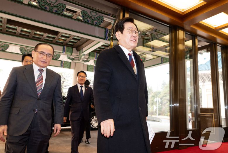 이재명 대통령이 청와대 공식 근무를 시작한 29일 청와대 본관에 도착해 차에서 내려 위성락 안보실장 등과 입장하고 있다. (청와대통신사진기자단) ⓒ News1 허경 기자