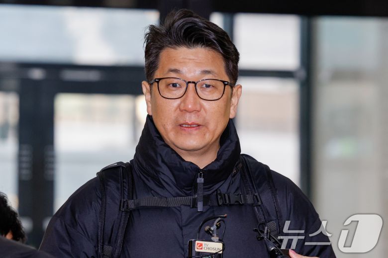 문지석 광주지검 부장검사가 14일 오전 서울 서초구 안권섭 특별검사팀 사무실에서 '쿠팡 일용직 노동자 퇴직금 미지급 사건' 관련 참고인 신분으로 두 번째 조사를 받기 전 취재진 질문에 답하고 있다. 2025.12.14/뉴스1 ⓒ News1 안은나 기자