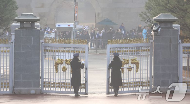 이재명 대통령의 차량이 29일 오전 청와대 정문이 열리고 있다. 윤석열 전 대통령이 청와대를 떠난 지 약 '3년 7개월' 만에 다시 청와대 시대가 열렸다. (청와대통신사진기자단) 2025.12.29/뉴스1 ⓒ News1 허경 기자