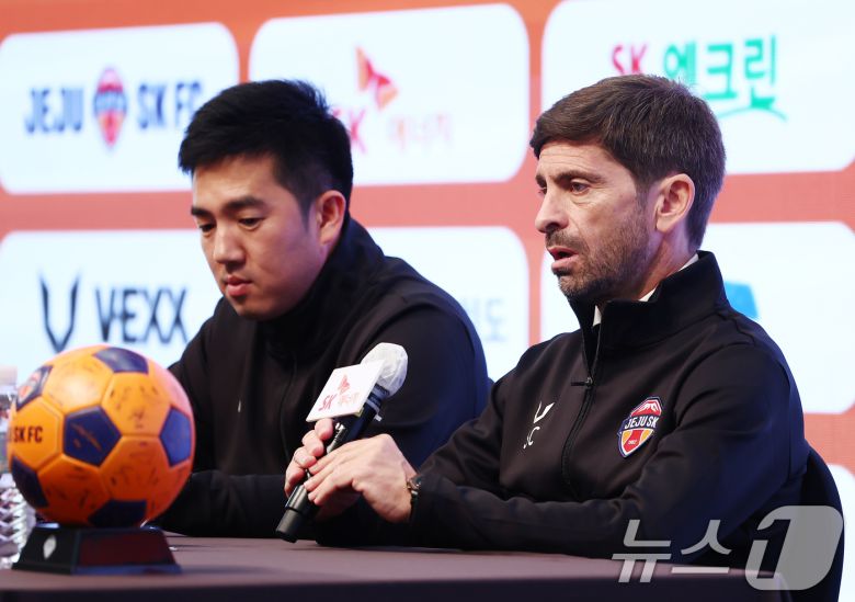 세르지우 코스타 신임 제주SK FC 감독이 29일 오전 서울 강서구 메이필드호텔에서 열린 공식 취임 기자회견에서 취재진의 질의를 듣고 있다. 2025.12.29/뉴스1 ⓒ News1 김민지 기자