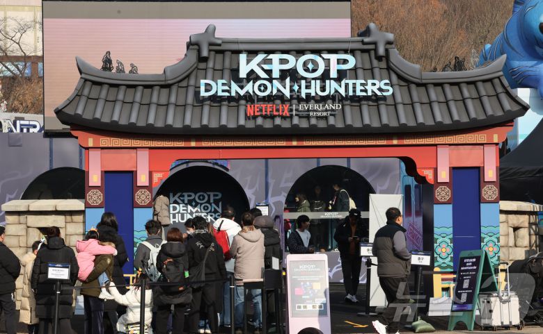 경기 용인시 에버랜드 내 케이팝 데몬 헌터스 팝업존을 찾은 관람객들이 입장을 위해 줄을 서고 있다. ⓒ News1 장수영 기자