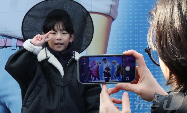 경기 용인시 에버랜드 내 케이팝 데몬 헌터스 팝업존을 찾은 어린이가 기념촬영하고 있다. ⓒ News1 장수영 기자