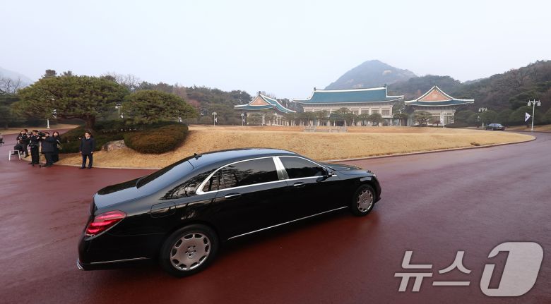 이재명 대통령 탑승 차량행렬이 29일 청와대로 들어서고 있다. 이 대통령은 이날부터 청와대에서 집무를 시작한다. (청와대통신사진기자단) 2025.12.29/뉴스1 ⓒ News1 이재명 기자