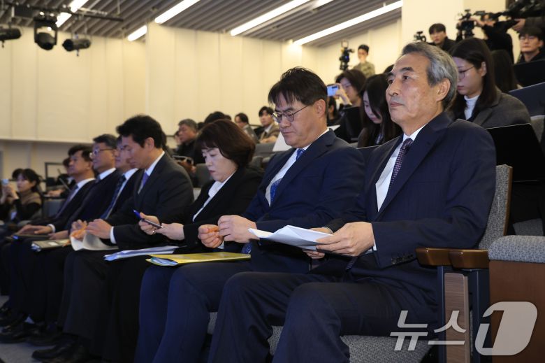 김건희와 명태균·건진법사 관련 국정농단 및 불법 선거 개입 사건 등 진상규명을 위한 특별검사팀 민중기 특별검사가 29일 오전 서울 종로구 KT광화문빌딩 웨스트에 마련된 특별검사팀 브리핑룸에서 특검 수사 결과 종합 브리핑을 하기 위해 자리하고 있다. 2025.12.29/뉴스1 ⓒ News1 박정호 기자