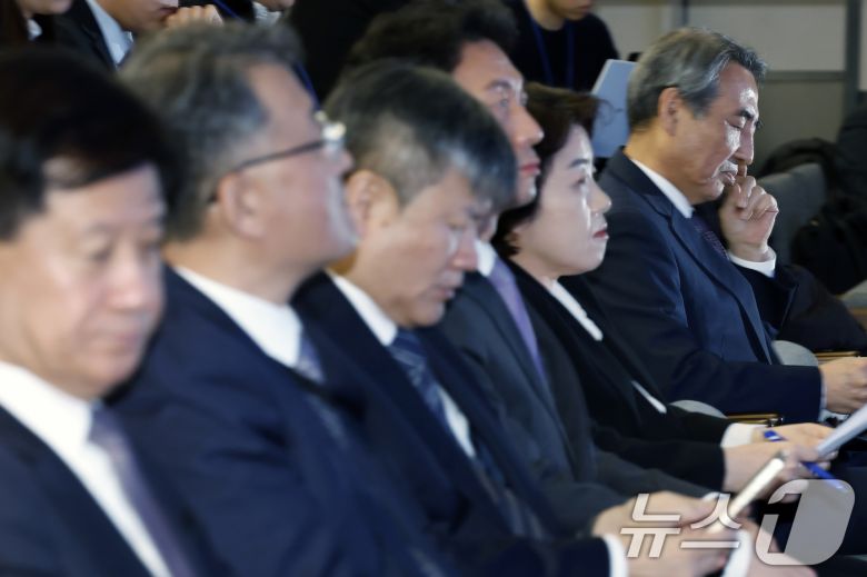 김건희와 명태균·건진법사 관련 국정농단 및 불법 선거 개입 사건 등 진상규명을 위한 특별검사팀 민중기 특별검사가 29일 오전 서울 종로구 KT광화문빌딩 웨스트에 마련된 특별검사팀 브리핑룸에서 진행된 특검 수사 결과 종합 브리핑에서 자료를 살펴보고 있다. 2025.12.29/뉴스1 ⓒ News1 박정호 기자