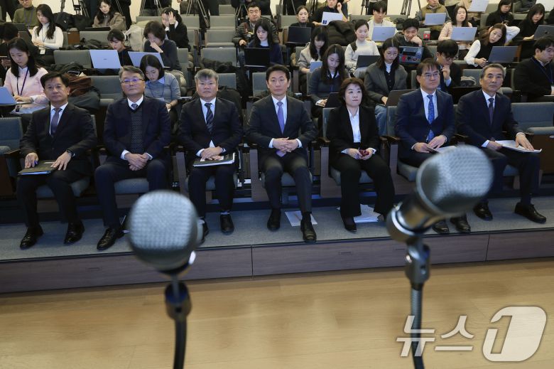 김건희와 명태균·건진법사 관련 국정농단 및 불법 선거 개입 사건 등 진상규명을 위한 특별검사팀 민중기 특별검사(오른쪽부터)와 김형근, 오정희, 박상진, 문홍주, 김경호, 박노수 특검보가 29일 오전 서울 종로구 KT광화문빌딩 웨스트에 마련된 특별검사팀 브리핑룸에서 특검 수사 결과 종합 브리핑을 마친 뒤 질의응답을 준비하고 있다. 2025.12.29/뉴스1 ⓒ News1 박정호 기자