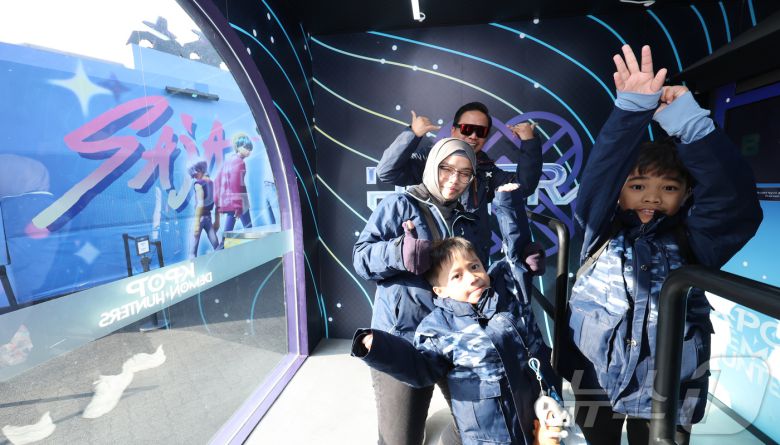 경기 용인시 에버랜드 내 케이팝 데몬 헌터스 팝업존을 찾은 외국인 관람객들이 컨텐츠를 즐기고 있다. ⓒ News1 장수영 기자