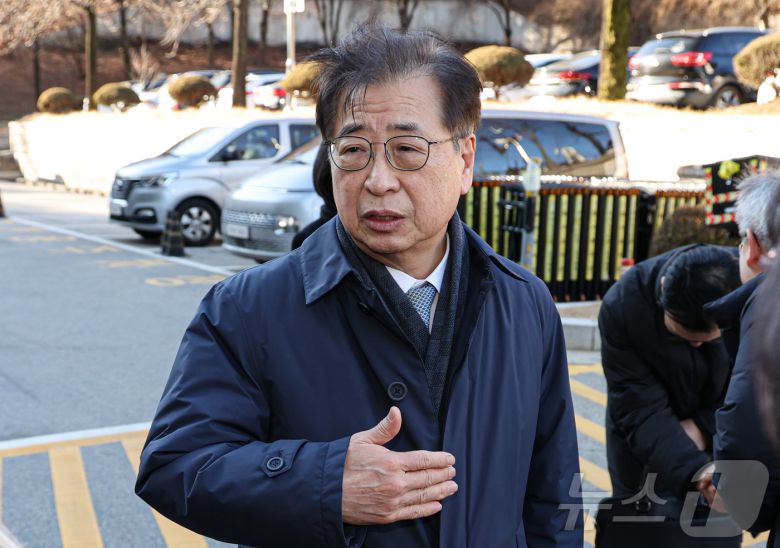 '서해 공무원 피격 사건' 은폐 시도 및 '월북몰이' 혐의로 재판에 넘겨진 서훈 전 국가안보실장이 선고기일을 마친 뒤 법원을 나서고 있다. 이날 서울중앙지법 형사합의25부(부장판사 지귀연)는 26일 오후 서훈 전 청와대 안보실장, 박지원 전 국가정보원장, 서욱 전 국방부 장관, 김홍희 전 해양경찰청장, 노은채 전 국정원장 비서실장에게 무죄를 선고했다. (공동취재) 2025.12.26/뉴스1 ⓒ News1 오대일 기자