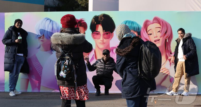 경기 용인시 에버랜드 내 케이팝 데몬 헌터스 팝업존을 찾은 외국인 관람객들이 기념촬영하고 있다. ⓒ News1 장수영 기자