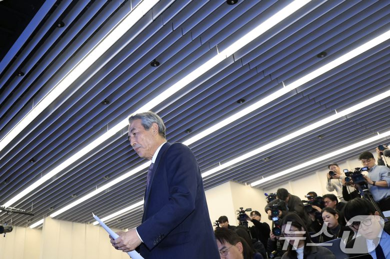 김건희와 명태균·건진법사 관련 국정농단 및 불법 선거 개입 사건 등 진상규명을 위한 특별검사팀 민중기 특별검사가 29일 오전 서울 종로구 KT광화문빌딩 웨스트에 마련된 특별검사팀 브리핑룸에서 특검 수사 결과 종합 브리핑을 위해 단상으로 향하고 있다. 2025.12.29/뉴스1 ⓒ News1 박정호 기자