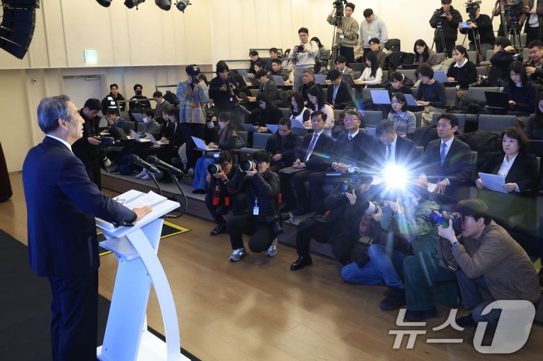 김건희와 명태균·건진법사 관련 국정농단 및 불법 선거 개입 사건 등 진상규명을 위한 특별검사팀 민중기 특별검사가 29일 오전 서울 종로구 KT광화문빌딩 웨스트에 마련된 특별검사팀 브리핑룸에서 특검 수사 결과 종합 브리핑을 하고 있다. 2025.12.29/뉴스1 ⓒ News1 박정호 기자