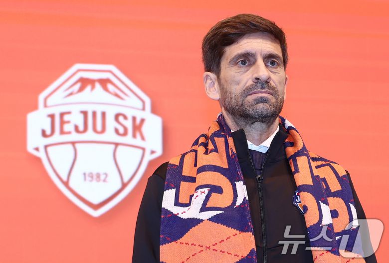 세르지우 코스타 신임 제주SK FC 감독이 29일 오전 서울 강서구 메이필드호텔에서 열린 공식 취임 기자회견에서 제주SK FC 공식 머플러를 하고 기념촬영을 하고 있다. 2025.12.29/뉴스1 ⓒ News1 김민지 기자