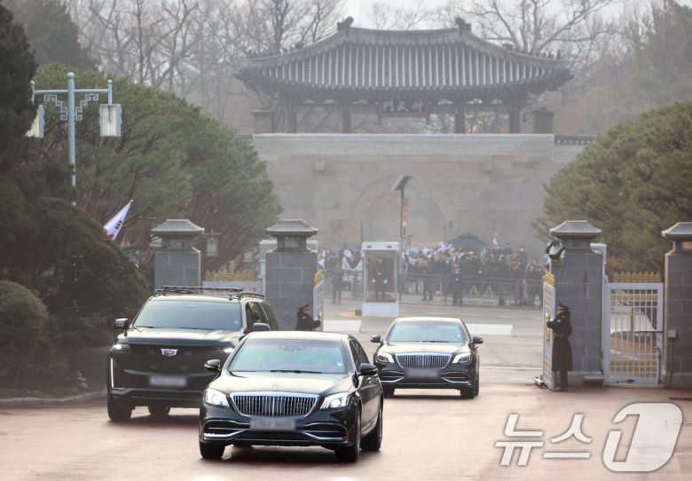 이재명 대통령의 차량이 29일 오전 청와대 정문을 통과하고 있다. 윤석열 전 대통령이 청와대를 떠난 지 약 '3년 7개월' 만에 다시 청와대 시대가 열렸다. (청와대통신사진기자단) 2025.12.29/뉴스1 ⓒ News1 허경 기자