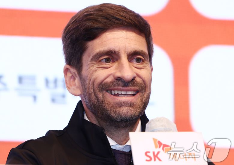 세르지우 코스타 신임 제주SK FC 감독이 29일 오전 서울 강서구 메이필드호텔에서 열린 공식 취임 기자회견에서 각오를 밝히고 있다. 2025.12.29/뉴스1 ⓒ News1 김민지 기자