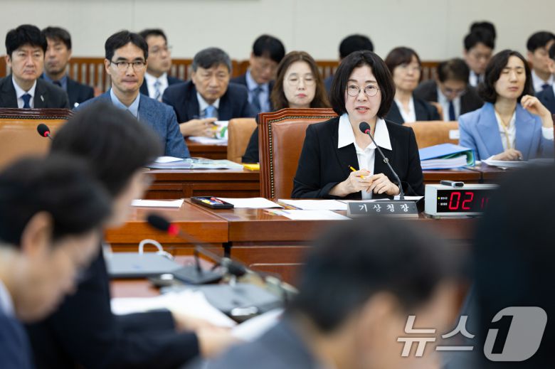 이미선 기상청장이 서울 여의도 국회에서 열린 기후에너지환경노동위원회의 기상청 등에 대한 국정감사에서 의원 질의에 답하고 있다. 2025.10.17/뉴스1 ⓒ News1 유승관 기자