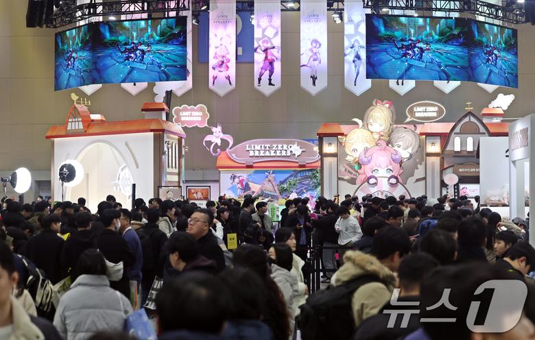 5일 오후 경기도 고양시 일산서구 킨텍스(KINTEX)에서 열린 '애니메이션 X 게임 페스티벌(AGF) 2025'에서 관람객들이 부스를 둘러보고 있다. 2025.12.5/뉴스1 ⓒ News1 황기선 기자