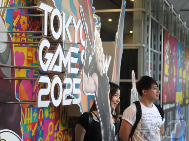 9월 26일 도쿄게임쇼(TGS)를 방문한 관람객들이 조형물에서 기념 사진을 찍고 있다. 2025.9.26/뉴스1 ⓒ News1 김민재 기자