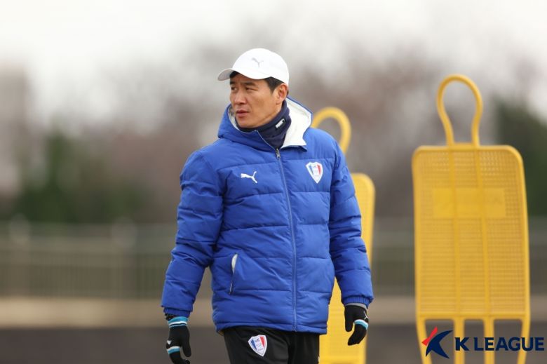 현역 시절 수원삼성에서 뛴 박건하 감독은 2020년부터 2022년까지 수원삼성 지휘봉도 잡았다. (한국프로축구연맹 제공)