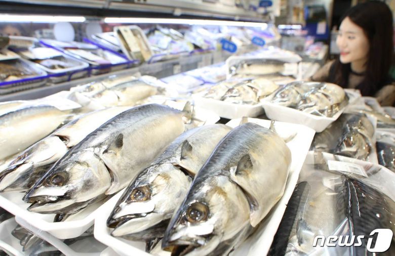 마트에서 고객이 고등어를 고르고 있다. (롯데마트 제공)