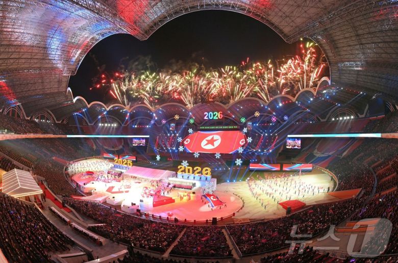 (평양 노동신문=뉴스1) = 북한 노동당 기관지 노동신문은 '2026년 신년경축공연'이 평양 '5월 1일 경기장' 에서 성황리에 진행됐다고 1일 보도했다. [국내에서만 사용가능. 재배포 금지. DB 금지. For Use Only in the Republic of Korea. Redistribution Prohibited] rodongphoto@news1.kr