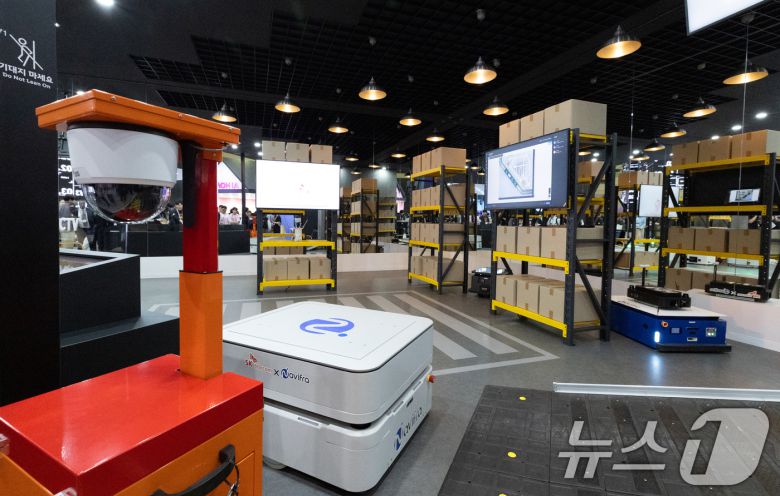 지난해 서울 강남구 코엑스에서 열린 '2025 월드 IT쇼'에 스마트 팩토리 시스템이 전시돼 있다.ⓒ News1